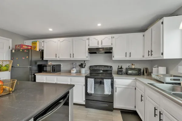 $565,000 | 479 Lake Avenue, Manchester, NH 03103