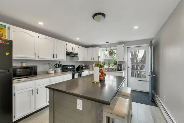 $565,000 | 479 Lake Avenue, Manchester, NH 03103
