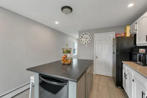 $565,000 | 479 Lake Avenue, Manchester, NH 03103