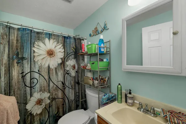 $565,000 | 479 Lake Avenue, Manchester, NH 03103