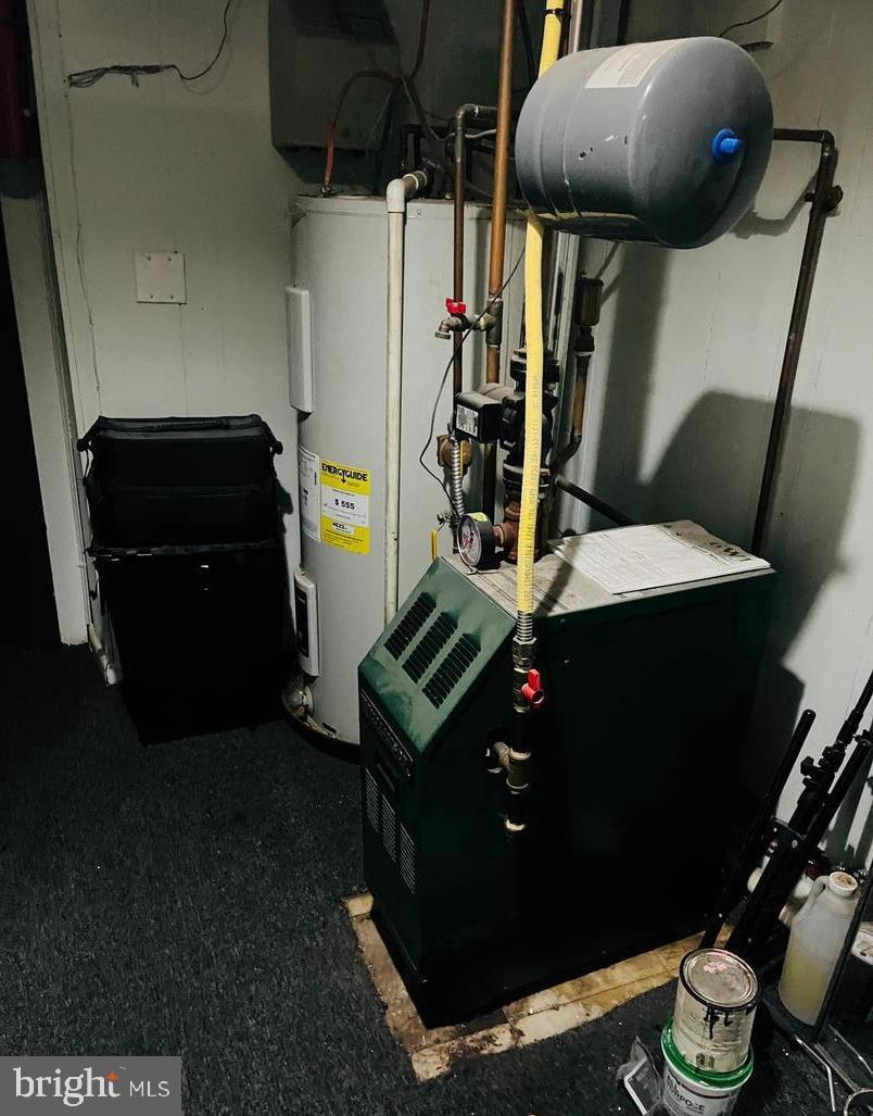 424 North Springfield Road Clifton Heights, PA 19018 - Photo 22 of 24 a living room with furniture and a mirror
