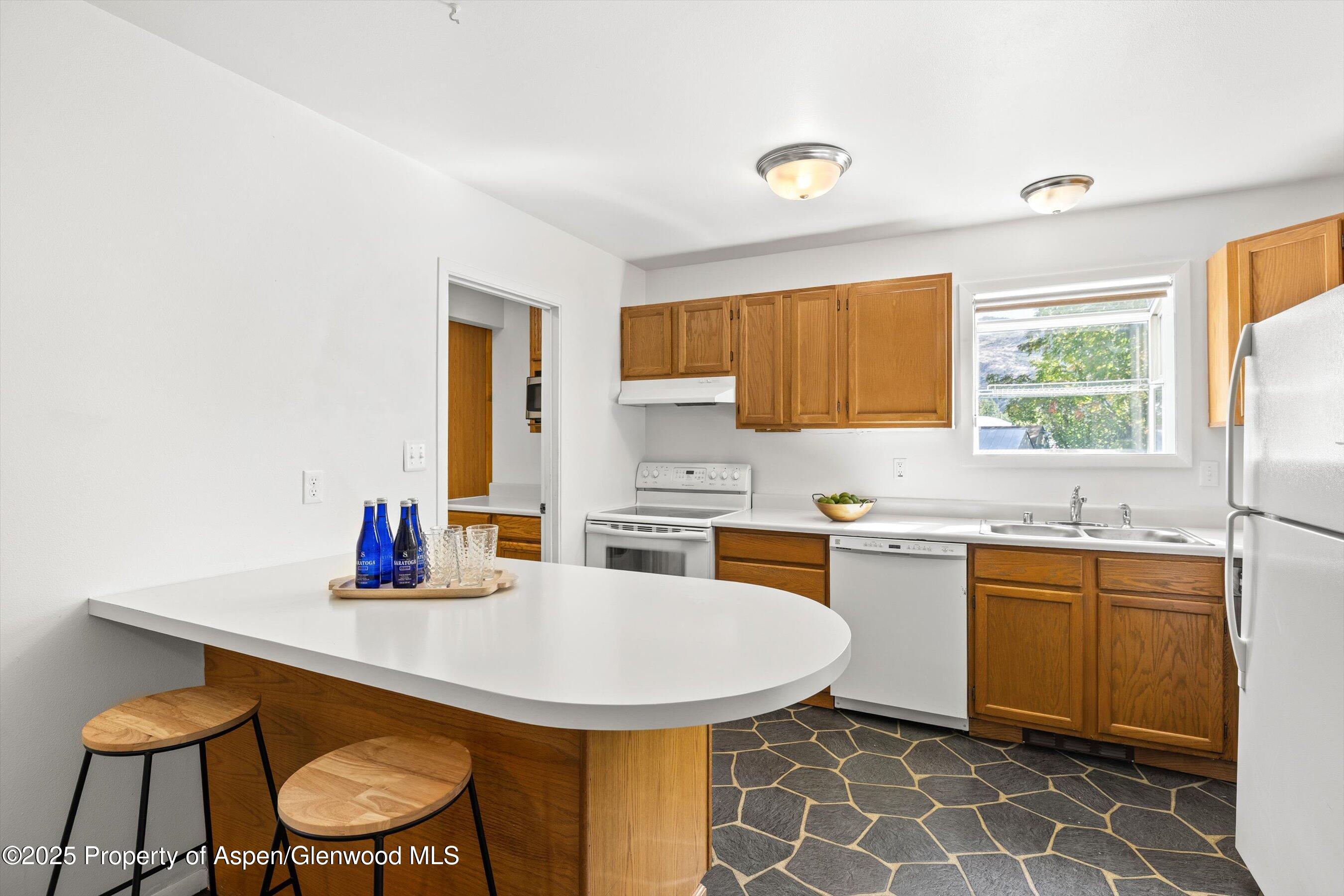 128 Hopi Carbondale, CO 81623 - Photo 19 of 43 Kitchen with bar