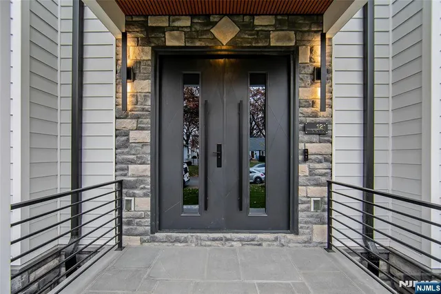 a view of entryway front of house