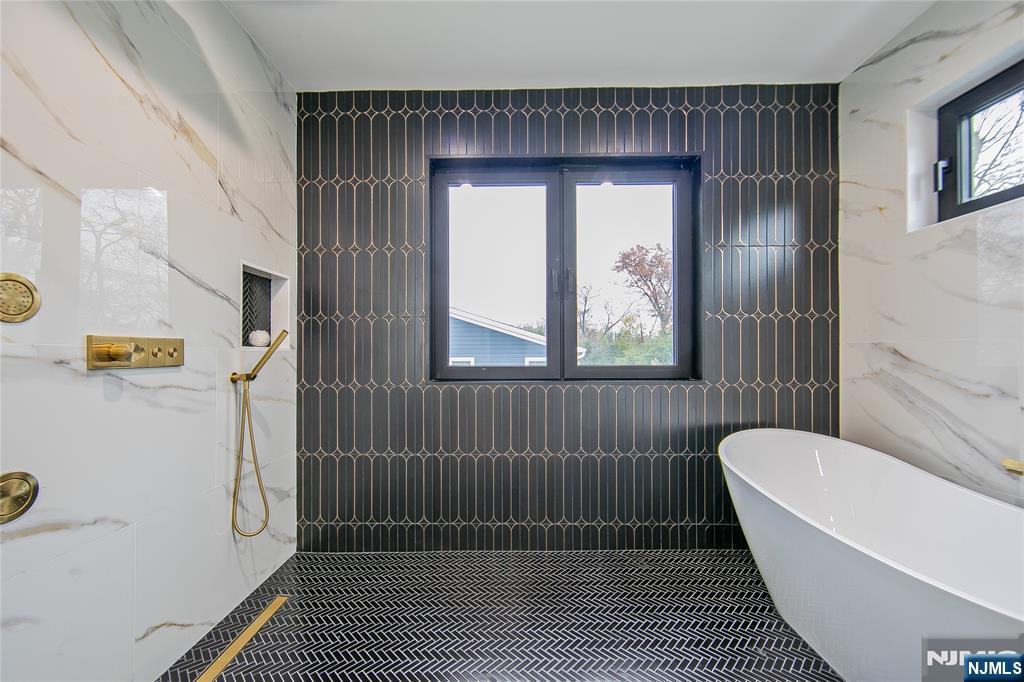 121 Circle Drive Paramus, NJ 07652 - Photo 32 of 50