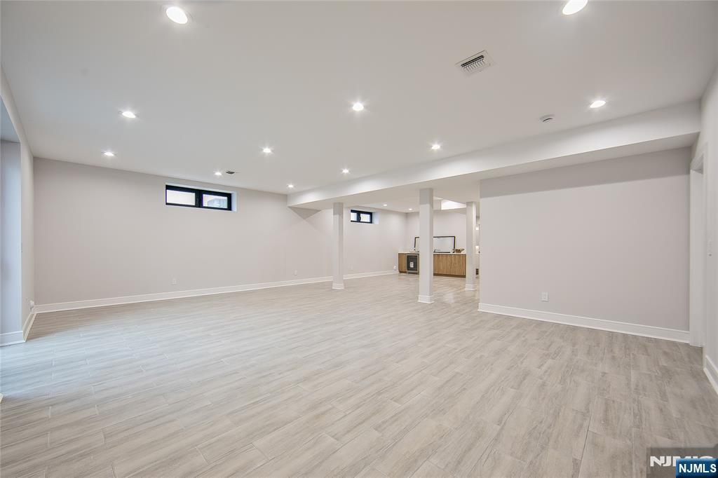 121 Circle Drive Paramus, NJ 07652 - Photo 40 of 50