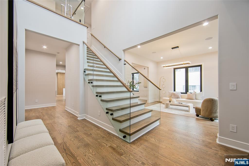 121 Circle Drive Paramus, NJ 07652 - Photo 4 of 50