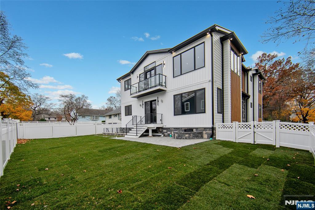 121 Circle Drive Paramus, NJ 07652 - Photo 45 of 50