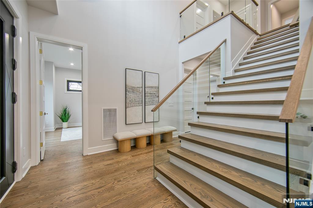 121 Circle Drive Paramus, NJ 07652 - Photo 5 of 50