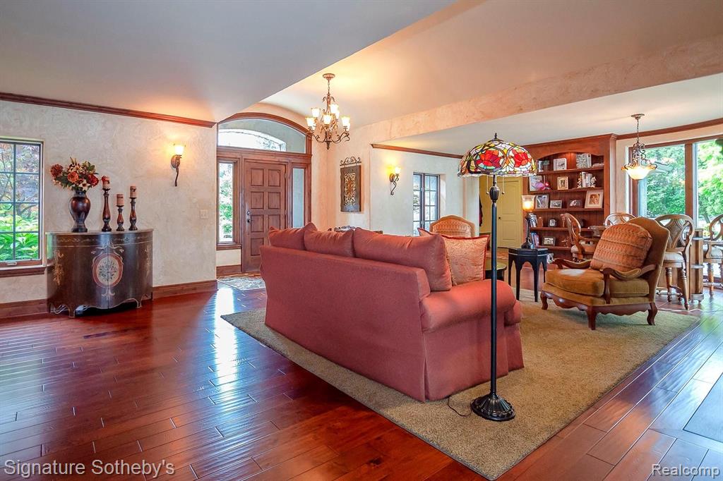 204 Gallogly Road Lake Angelus, MI 48326 - Photo 8 of 85