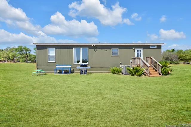 a view of a house with backyard