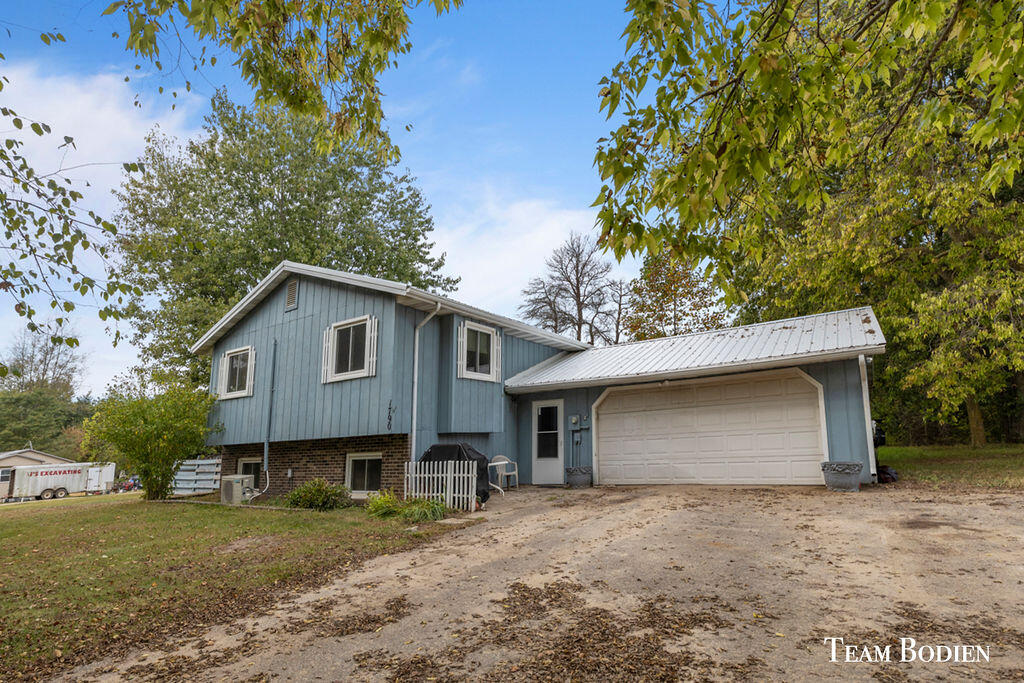 1790 West Tuttle Road Ionia, MI 48846 - Photo 2 of 26 023A6526