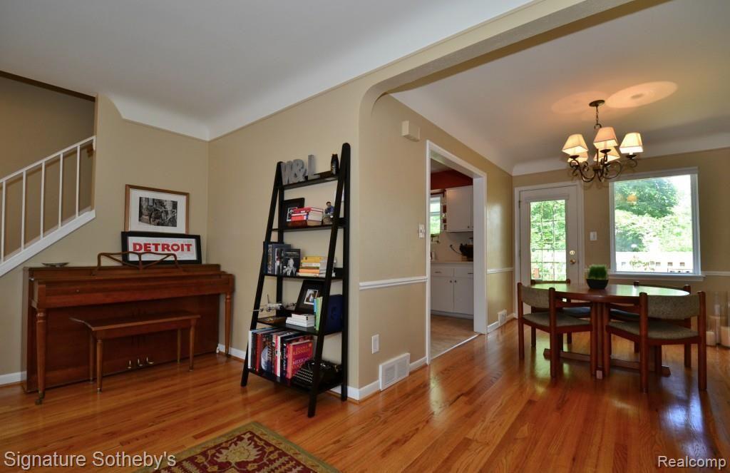2604 South Rochester Road, Unit 10 Royal Oak, MI 48073 - Photo 4 of 16 Large Living and Dining Rooms