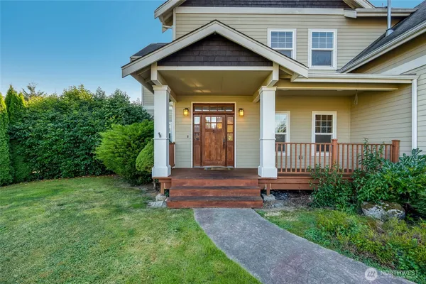 a view of a house with backyard and garden
