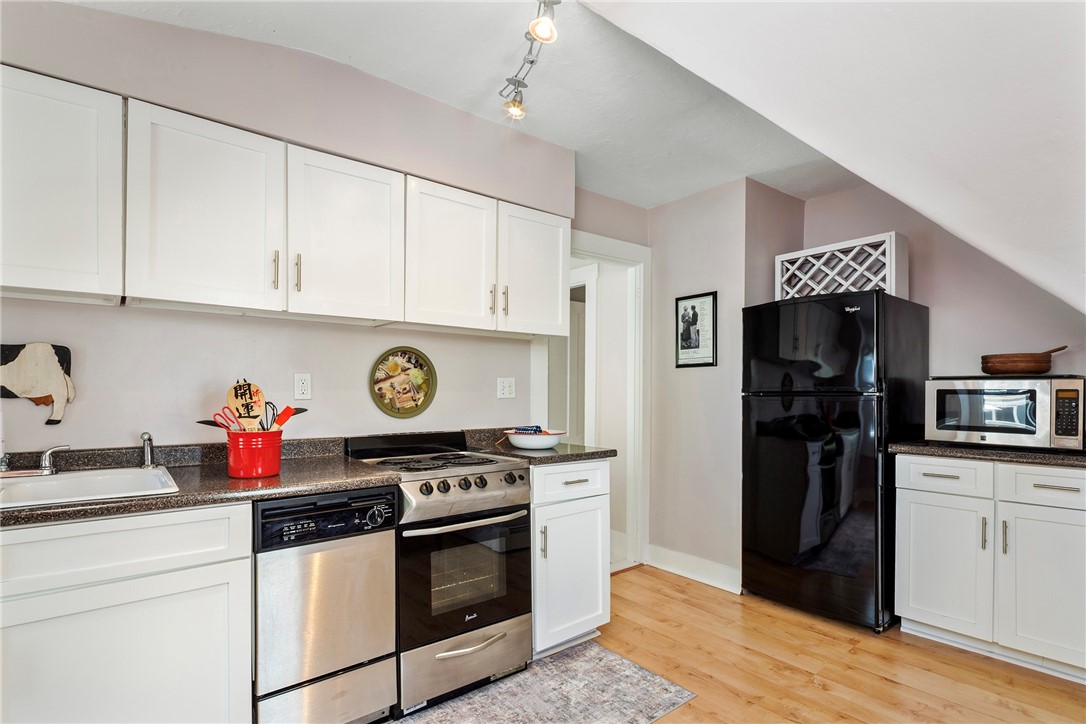 60 Division Street Newport, RI 02840 - Photo 33 of 44 3rd level eat-in kitchen