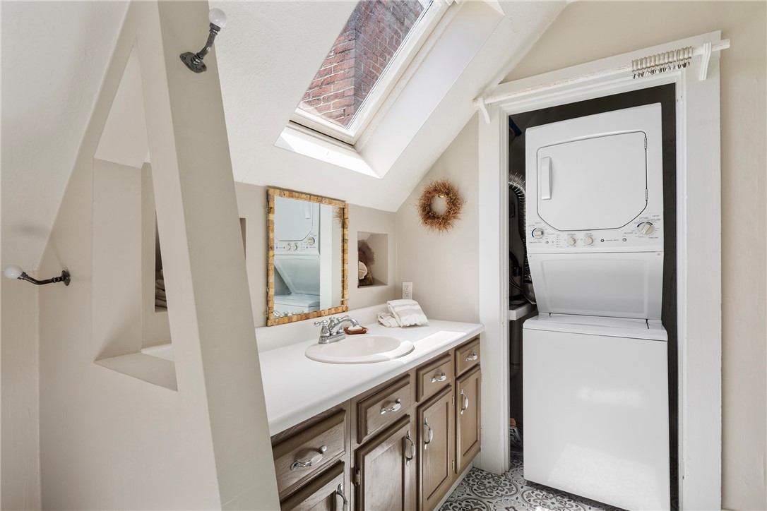 60 Division Street Newport, RI 02840 - Photo 37 of 44 3rd level w/ laundry in bath