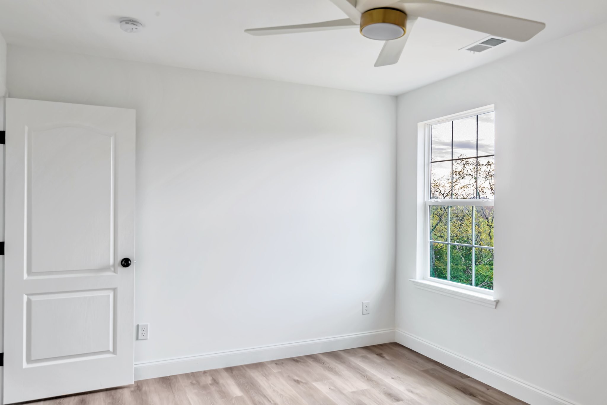 420 Larkin Springs Road Madison, TN 37115 - Photo 21 of 27 an empty room with a window