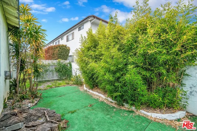 a view of a back yard