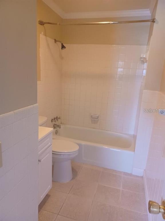 701 Perkins Street, Unit 203 Leesburg, FL 34748 - Photo 13 of 13 a bathroom with a toilet a sink and bathtub