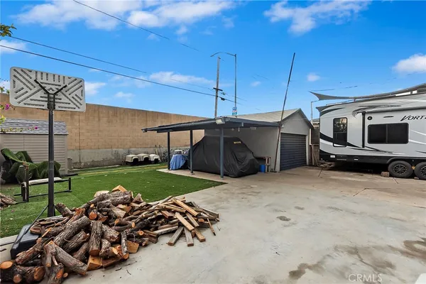 a view of a backyard