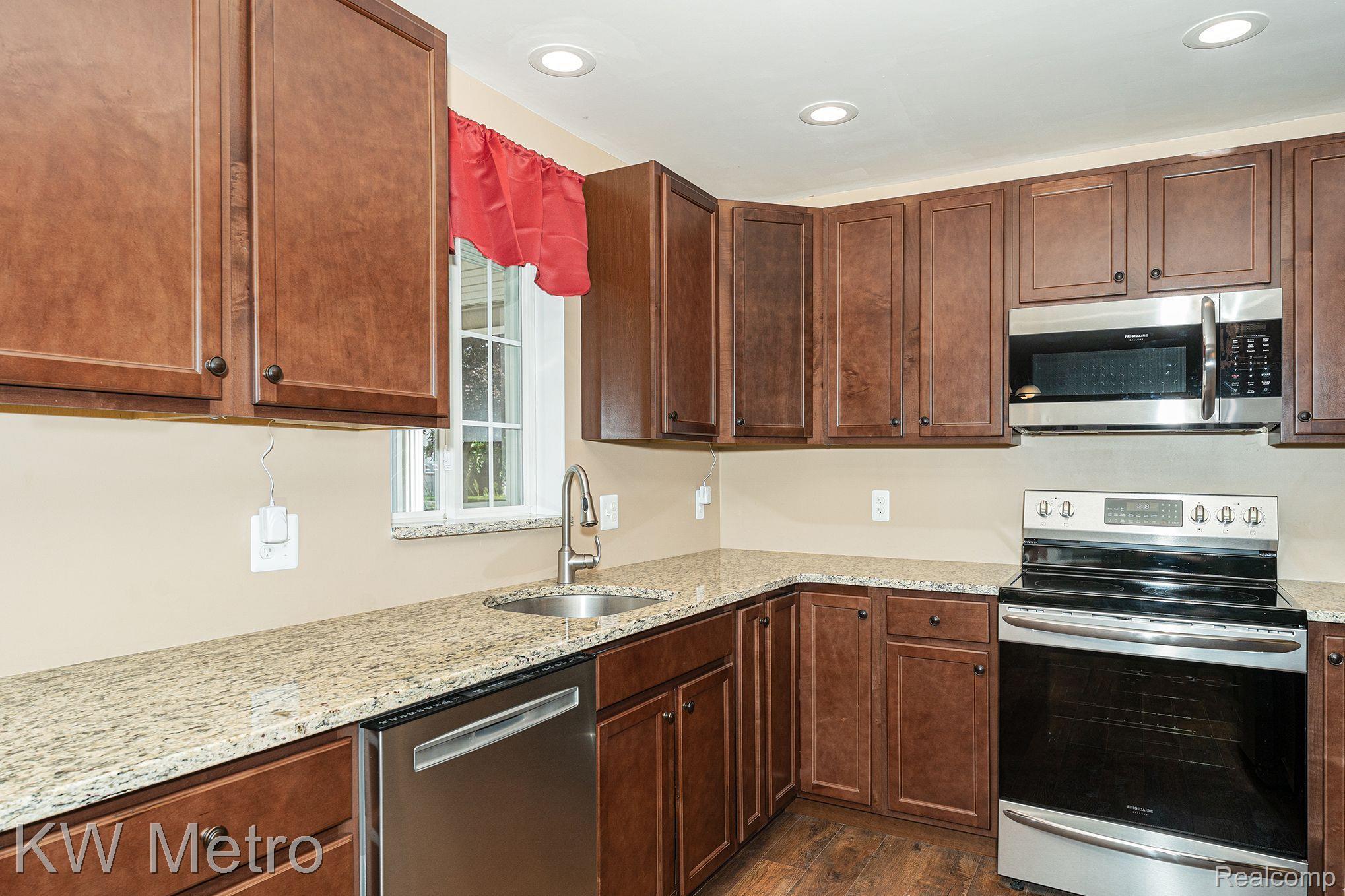 15570 Charles R Avenue Eastpointe, MI 48021 - Photo 13 of 32 Gallery Image 13