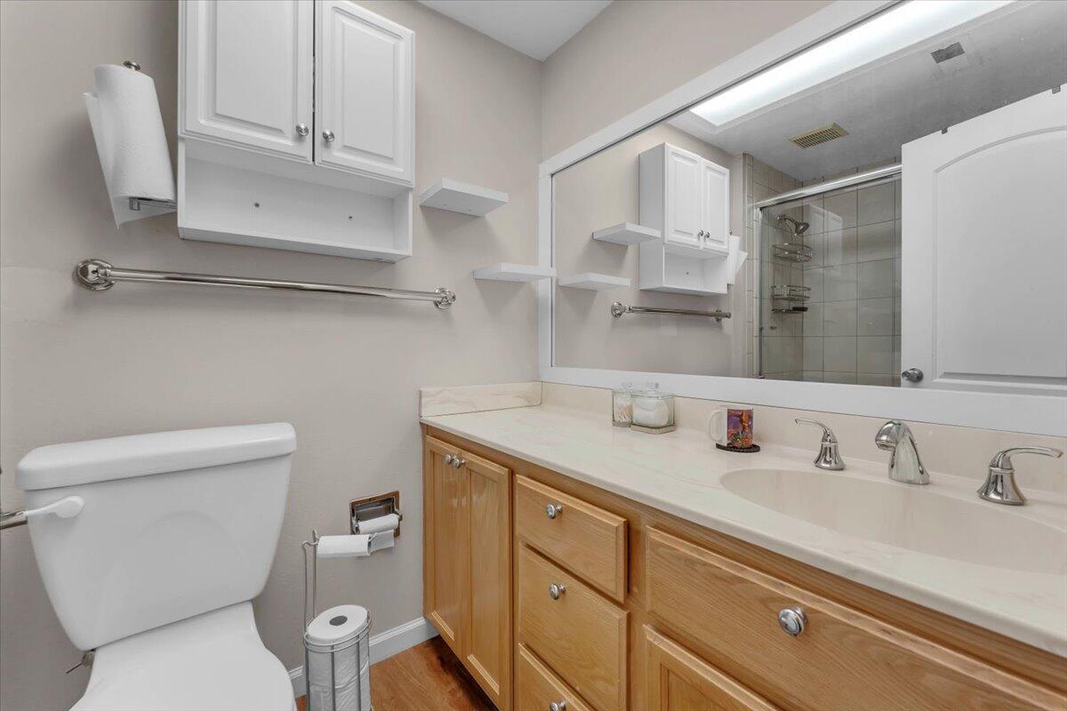 3594 Echo Road Redding, CA 96002 - Photo 17 of 62 Hall bath
