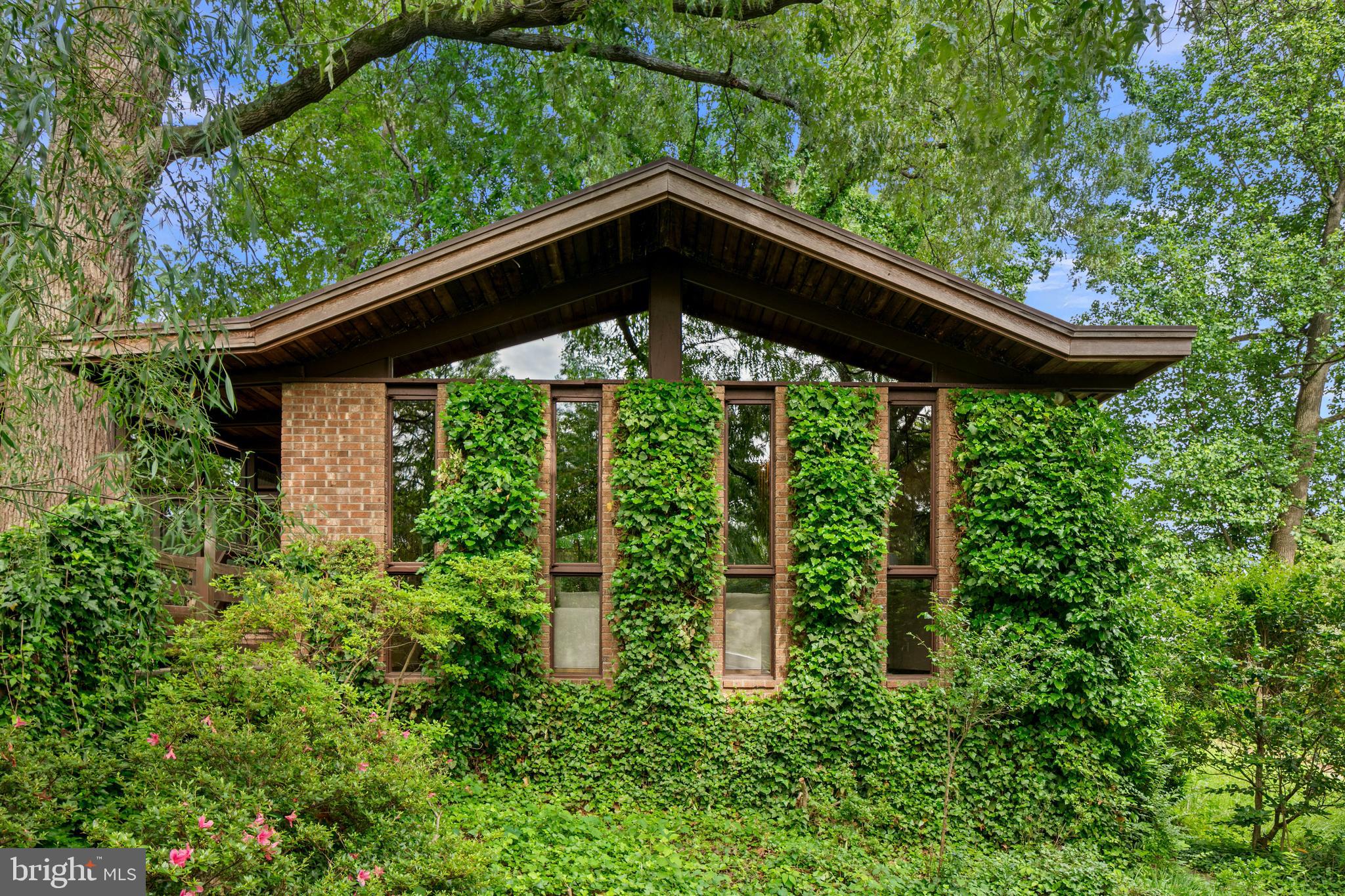 2825 Lorcom Lane Arlington, VA 22207 - Photo 3 of 63 a backyard of a house with lots of green space