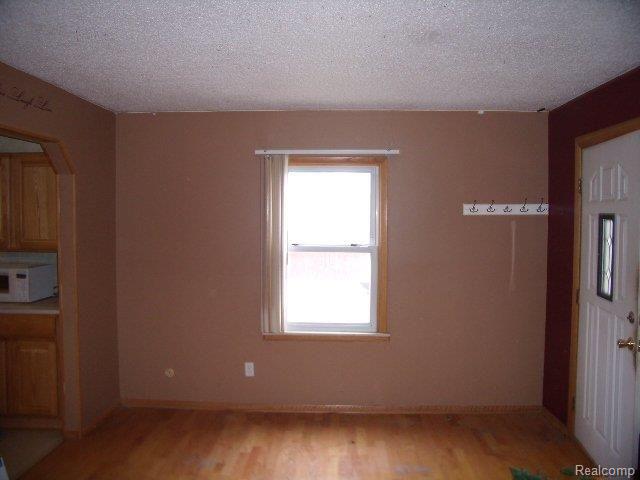49700 Martz Road Belleville, MI 48111 - Photo 4 of 8 Living Room