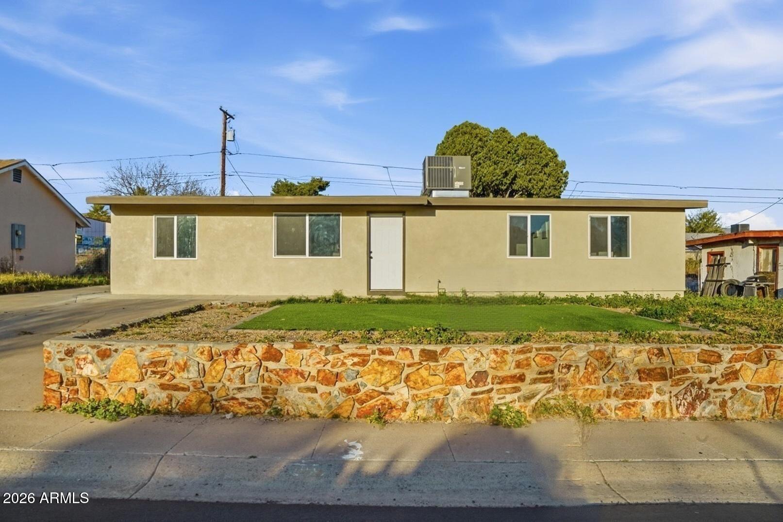 408 Hartford Road Kearny, AZ 85137 - Photo 1 of 27 a front view of a house