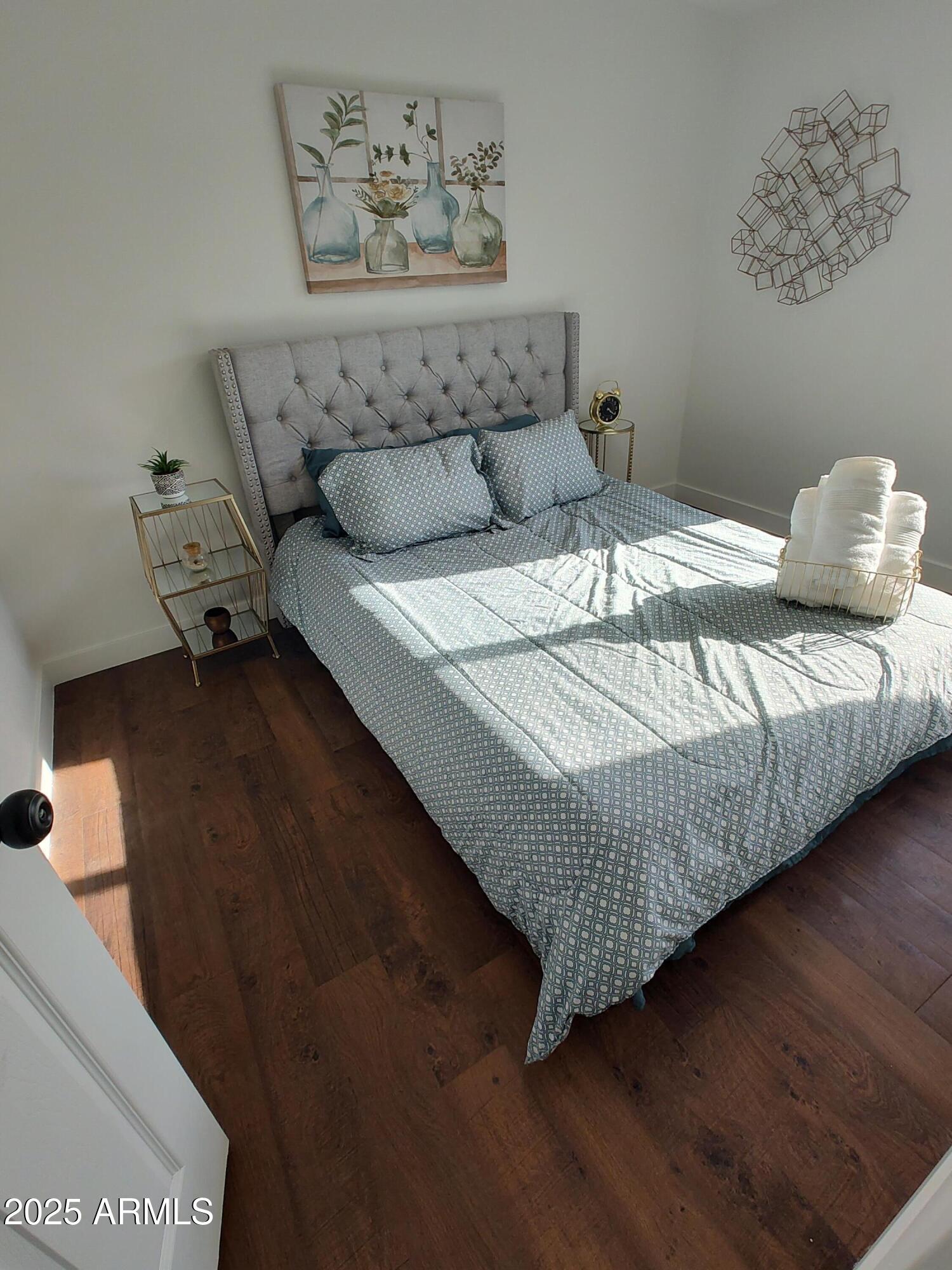408 Hartford Road Kearny, AZ 85137 - Photo 14 of 20 a bedroom with a bed and painting on the wall