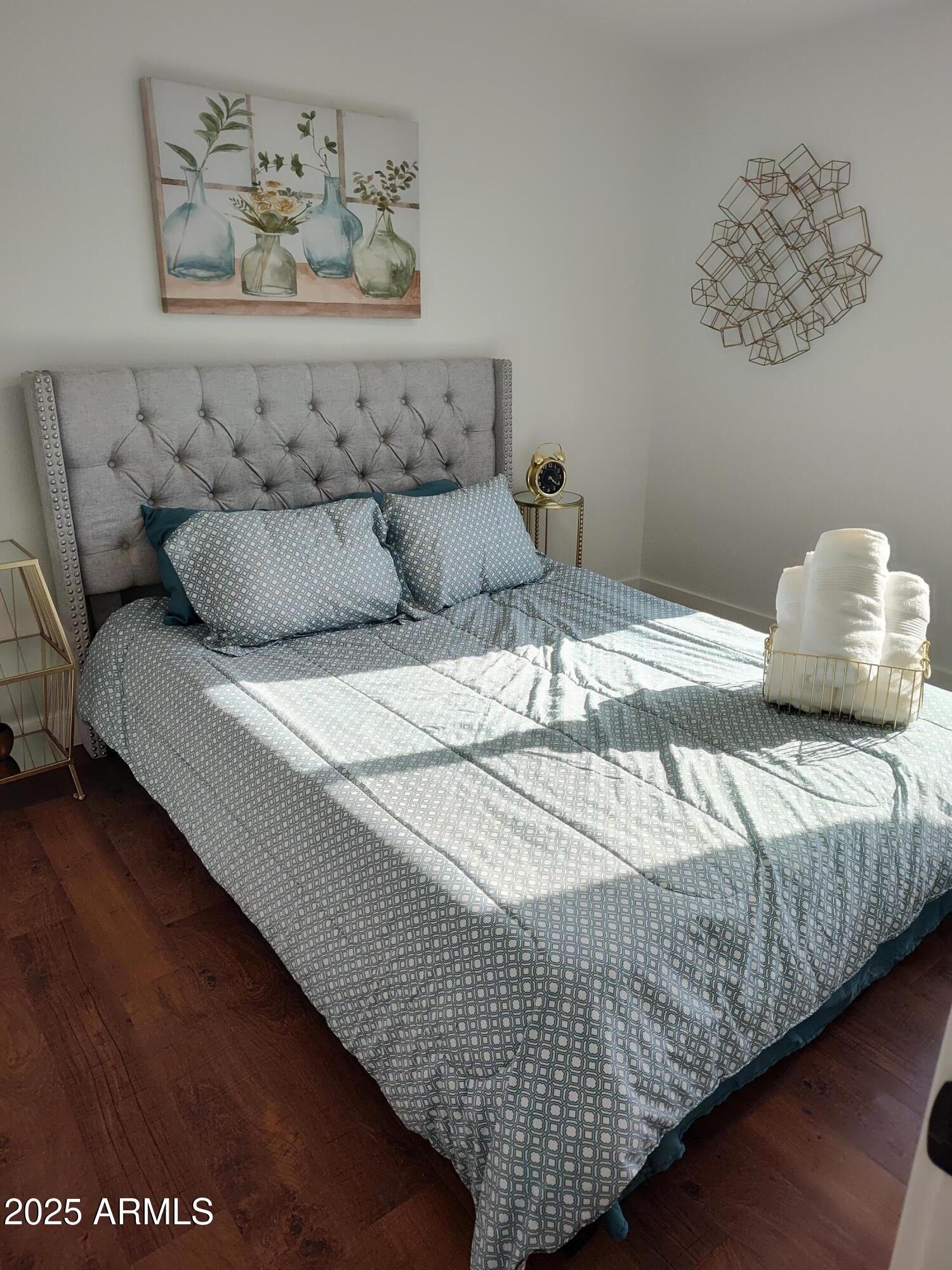 408 Hartford Road Kearny, AZ 85137 - Photo 15 of 20 a bedroom with bed and painting on the wall