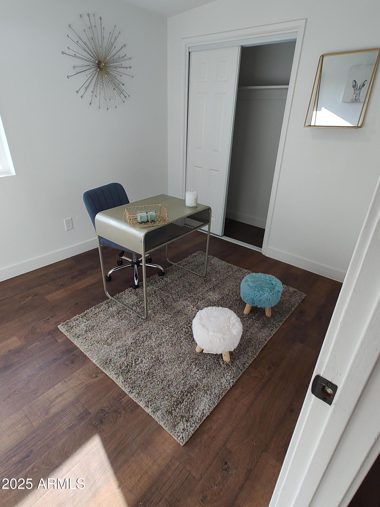 408 Hartford Road Kearny, AZ 85137 - Photo 18 of 20 a dining room with furniture and a rug