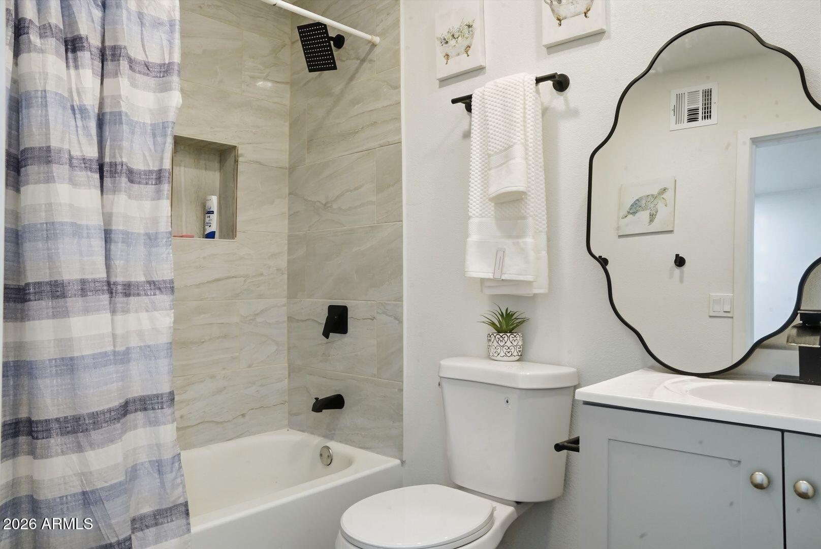408 Hartford Road Kearny, AZ 85137 - Photo 19 of 27 a bathroom with a sink mirror toilet and bathtub