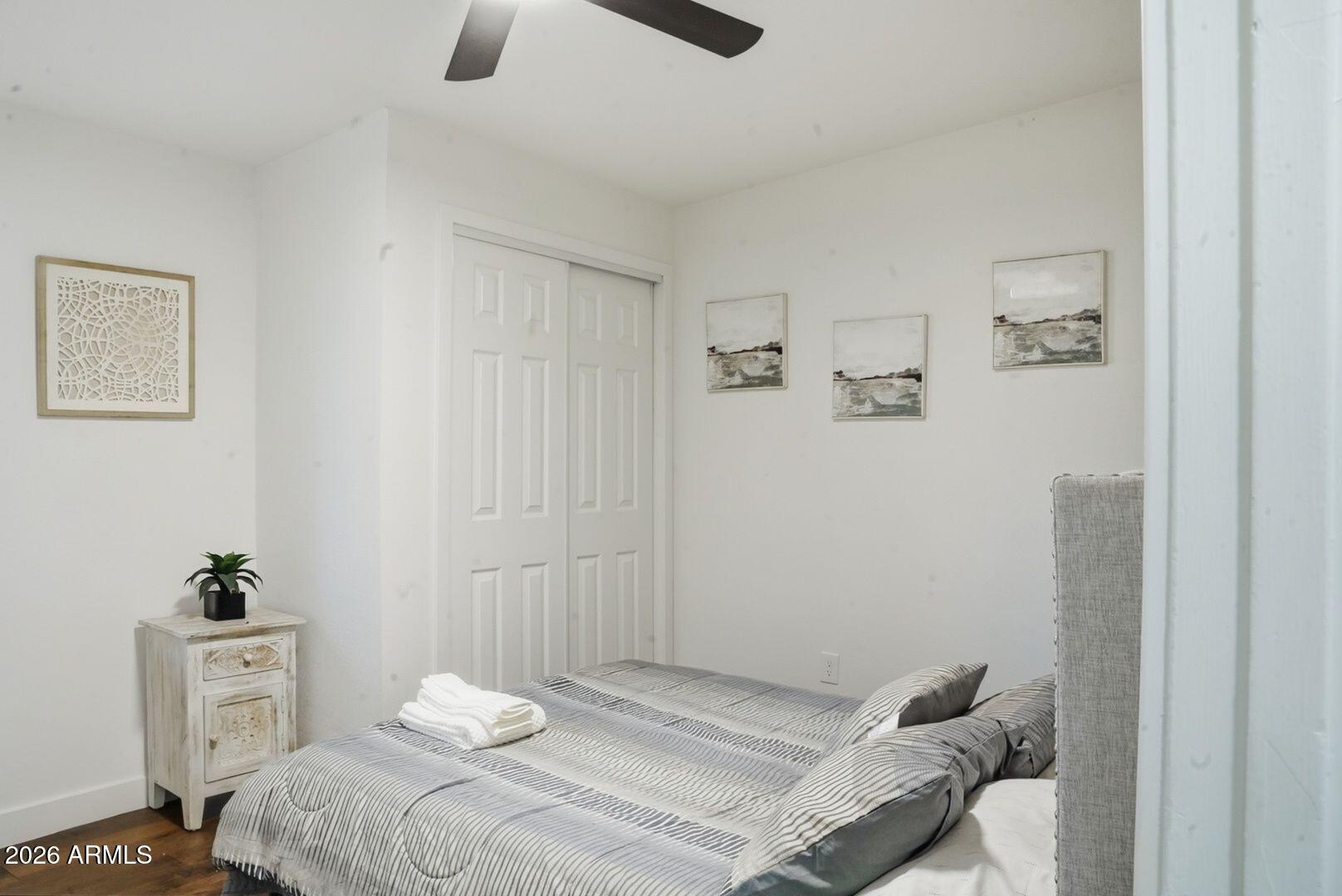 408 Hartford Road Kearny, AZ 85137 - Photo 20 of 27 a bedroom with a bed and a plant