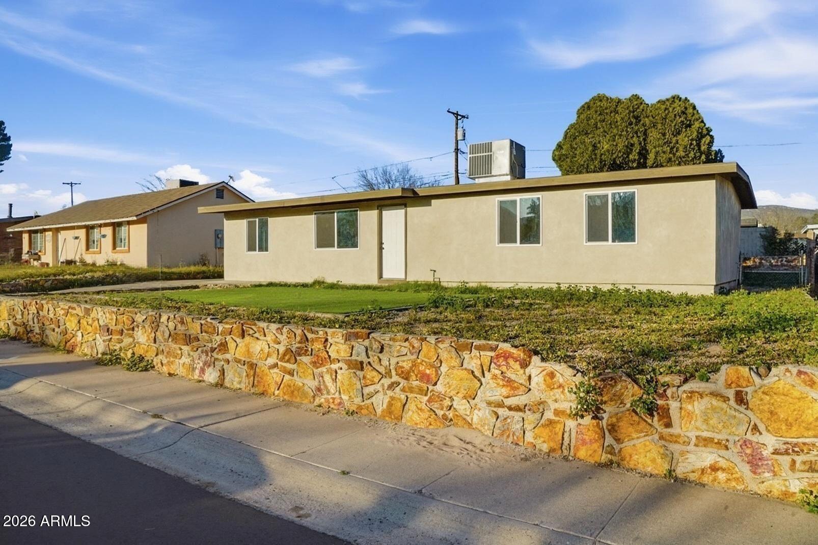 408 Hartford Road Kearny, AZ 85137 - Photo 2 of 27 a front view of a house with a yard