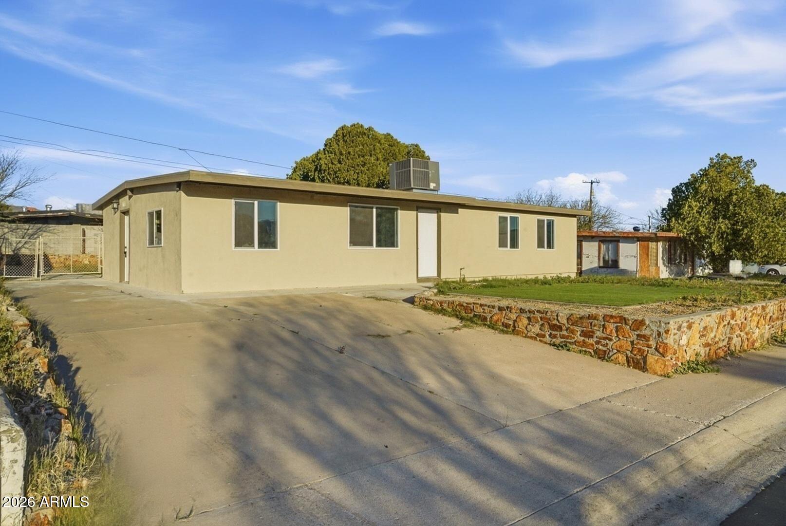 408 Hartford Road Kearny, AZ 85137 - Photo 7 of 27 a front view of a house with a yard