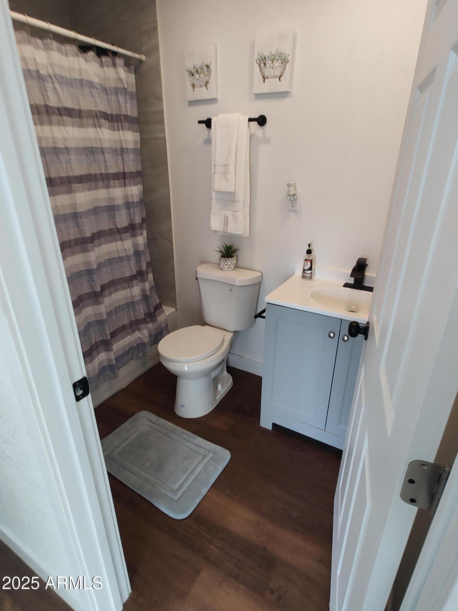 408 Hartford Road Kearny, AZ 85137 - Photo 10 of 20 a bathroom with a sink toilet and shower