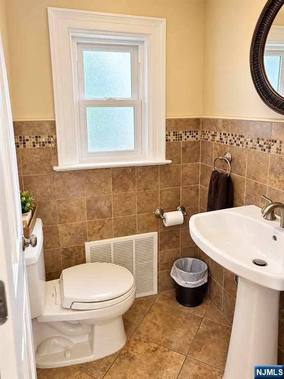 394 Churchill Road Teaneck, NJ 07666 - Photo 2 of 9 Gallery Image 2