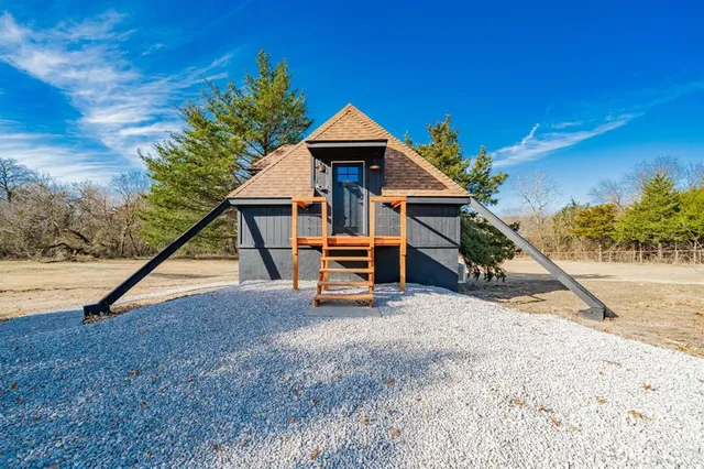 a view of empty room with windows and ceiling fan