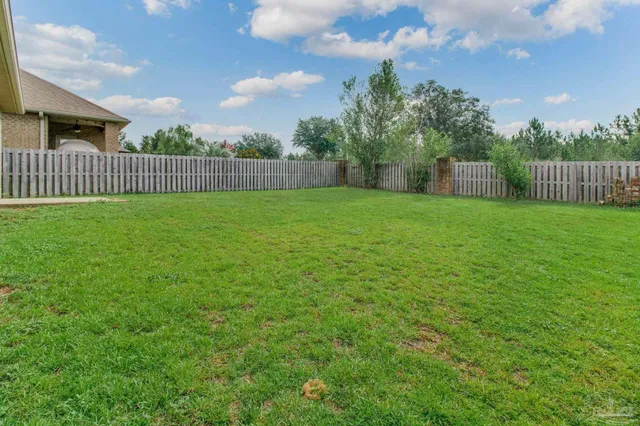 a view of a house with backyard and garden