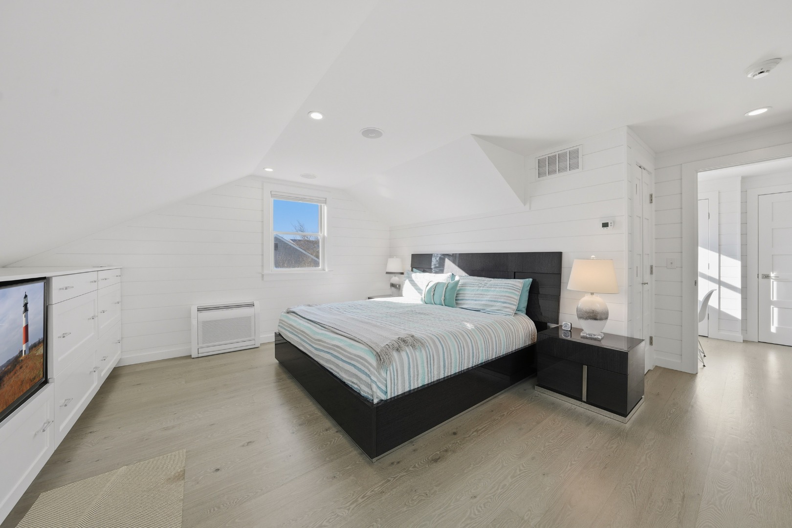 10 Pilgrim Road Nantucket, MA 02554 - Photo 32 of 65 a spacious bedroom with a bed and a night stand