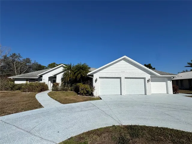 $2,700 | 5638 Country Lakes Drive, Sarasota, FL 34243
