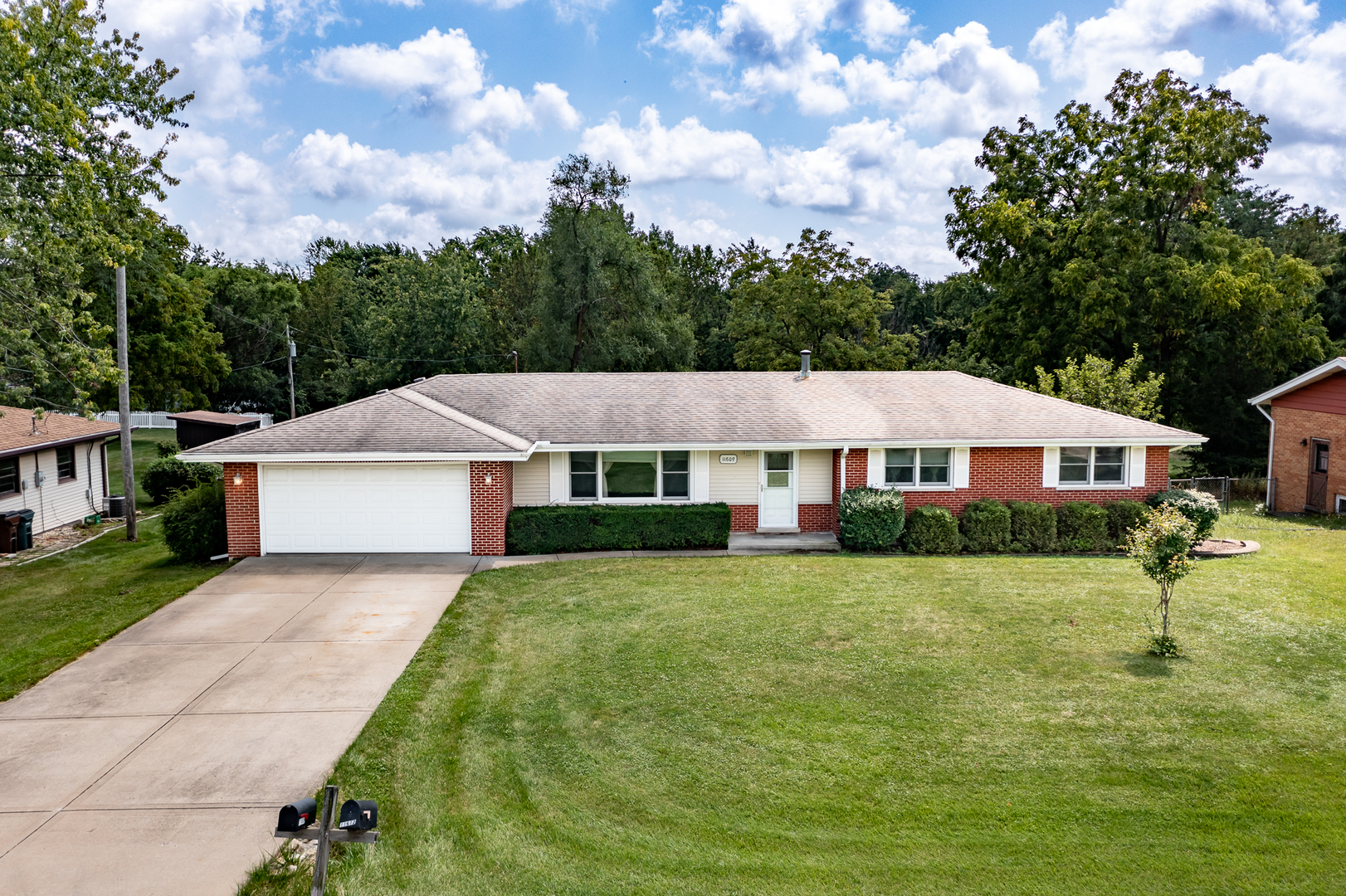 11609 North Brightway Road Mokena, IL 60448 - Photo 1 of 47 a front view of a house with garden