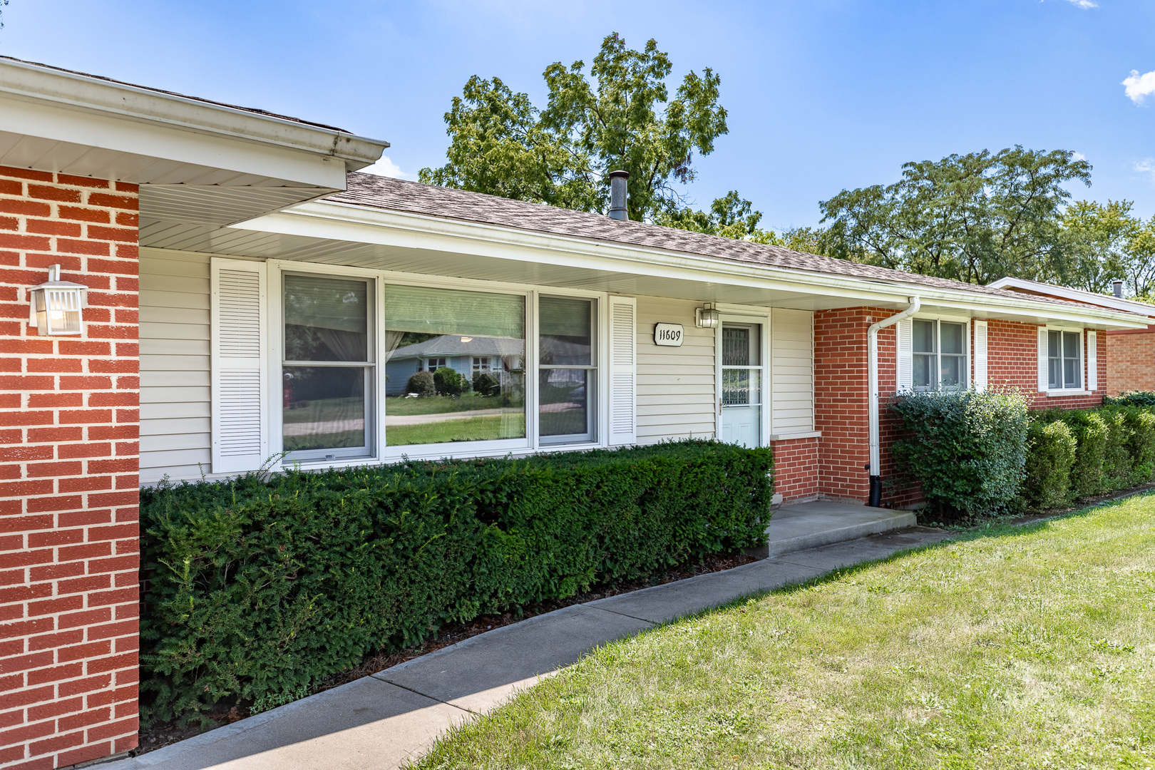 11609 North Brightway Road Mokena, IL 60448 - Photo 3 of 47 front view of a house with a yard