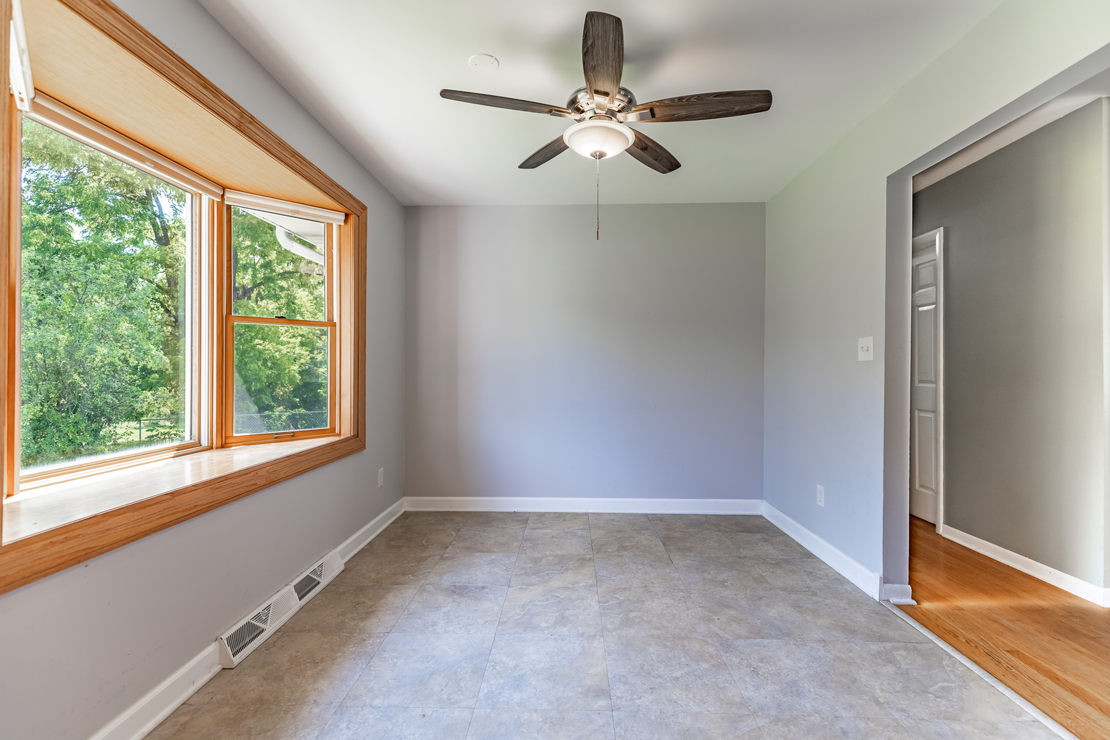11609 North Brightway Road Mokena, IL 60448 - Photo 32 of 47 an empty room with a window