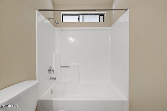 523 East Kettering Street Lancaster, CA 93535 - Photo 22 of 28 a bathroom with a bathtub