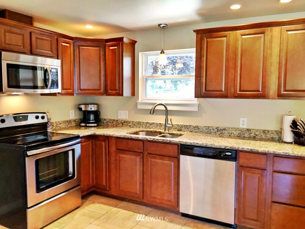8006 215th Street Southwest Edmonds, WA 98026 - Photo 11 of 21 Gallery Image 11