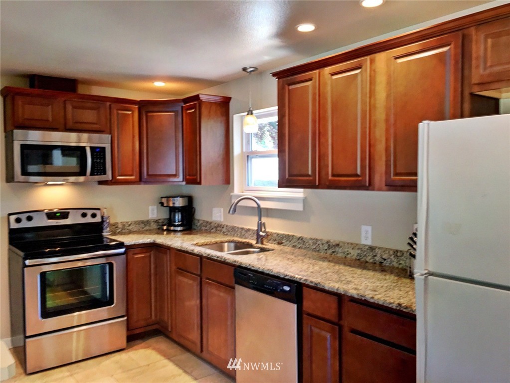 8006 215th Street Southwest Edmonds, WA 98026 - Photo 12 of 21 Gallery Image 12