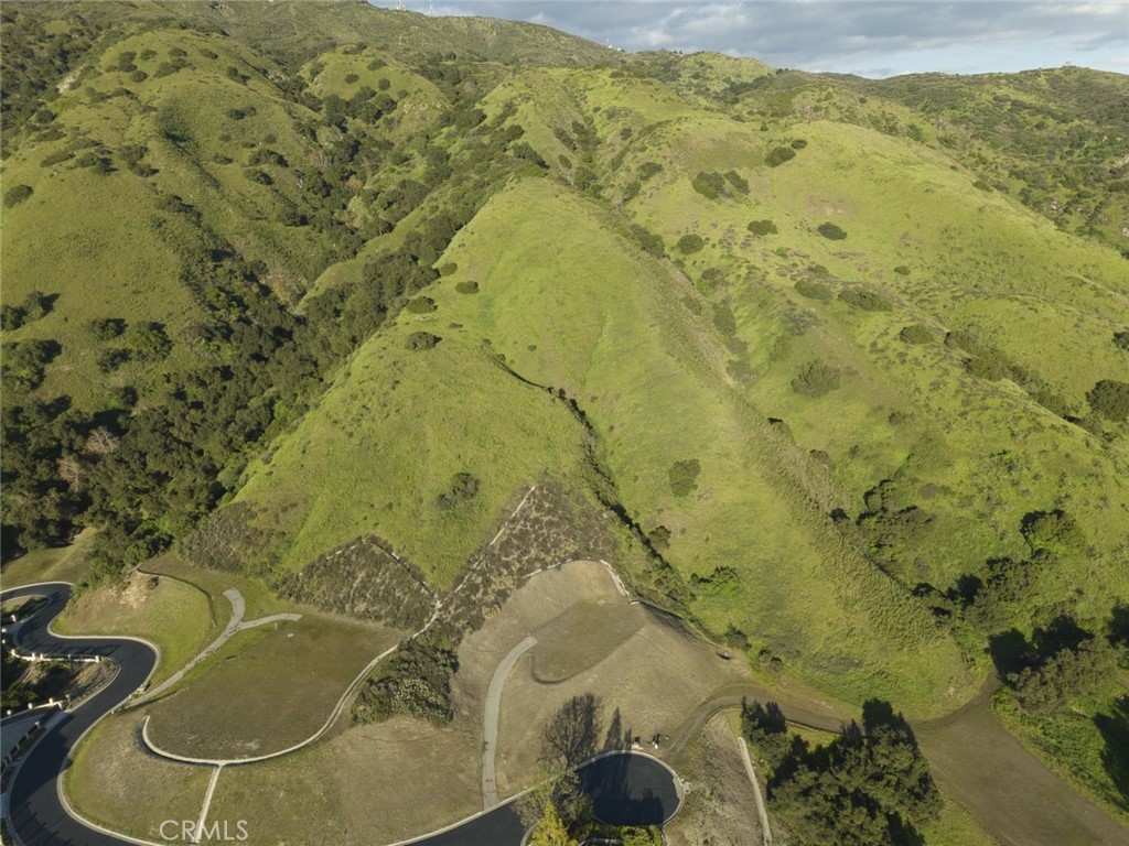 685 Gordon Highlands Road Glendora, CA 91741 - Photo 33 of 35 a bathroom with a bathtub