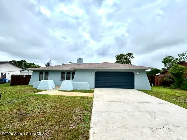 a front view of house with yard