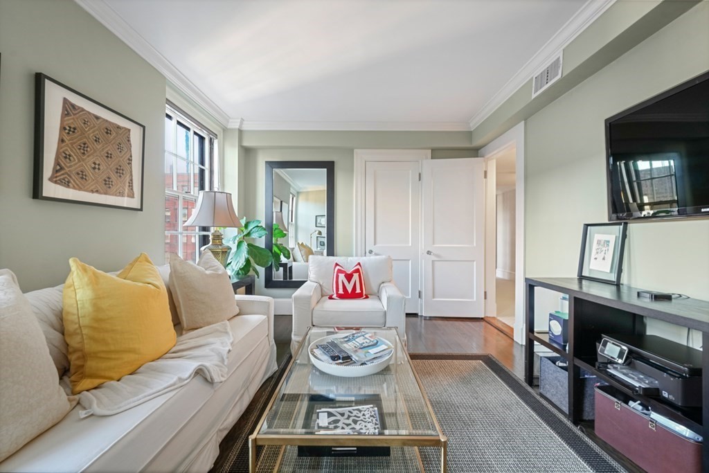 282 Beacon Street, Unit 6 Boston, MA 02116 - Photo 17 of 26 a living room with furniture and a flat screen tv